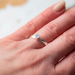 srebrn nakit z kristali, kristalni nakit, prstan z kristali, prstan z belim labradoritom