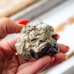 pirit mineral
pirit kamen za zaščito
kristali za obilje
kamni za privabljanje bogastva