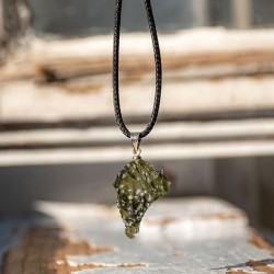 nakit iz moldavita, češki moldavit, moldavite necklace, moldavit ogrlica s srebrno zanko