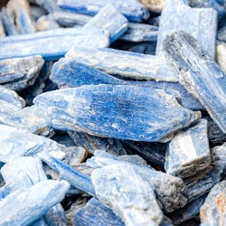 kianit modri surovi nebrušen 
 kianit kristal