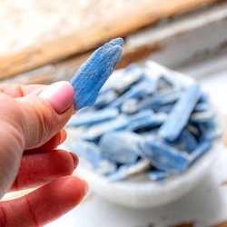 kianit modri surovi nebrušen kianit kamen modri kristali