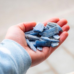 kianit modri surovi nebrušen kianit kristal kamen za grleno čakro