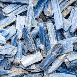 kianit modri surovi nebrušen kianit kamen modri kristali