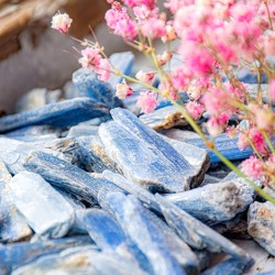 kianit modri surovi nebrušen kianit kamen modri kristali