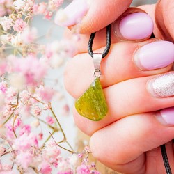 vesuvianit, brušen kristal, redki kristali, zelen kristal, energijski kristal, vesuvianit ogrlica, vesuvianit nakit