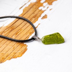 vesuvianit, brušen kristal, redki kristali, zelen kristal, energijski kristal, vesuvianit ogrlica, vesuvianit nakit