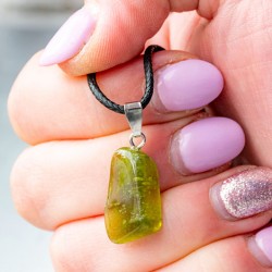 vesuvianit, brušen kristal, redki kristali, zelen kristal, energijski kristal, vesuvianit ogrlica, vesuvianit nakit