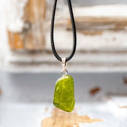 vesuvianit, brušen kristal, redki kristali, zelen kristal, energijski kristal, vesuvianit ogrlica, vesuvianit nakit