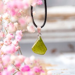 vesuvianit, brušen kristal, redki kristali, zelen kristal, energijski kristal, vesuvianit ogrlica, vesuvianit nakit