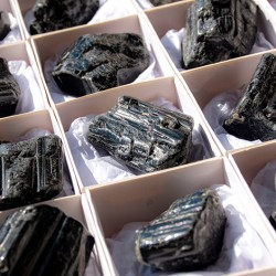 črni turmalin kristal nebrušen, črni turmalin kamen, črni turmalin , kristal za zaščito pred negativno energijo,