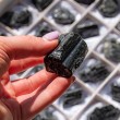 črni turmalin kristal nebrušen, črni turmalin kamen, črni turmalin , kristal za zaščito pred negativno energijo,