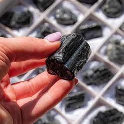 črni turmalin kristal nebrušen, črni turmalin kamen, črni turmalin , kristal za zaščito pred negativno energijo,