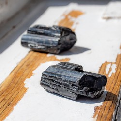 črni turmalin korenska čakra, naravni črni turmalin kristal, surovi črni turmalin kristal za zaščito pred magijo uroki