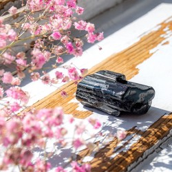 črni turmalin kristal nebrušen, črni turmalin kamen, črni turmalin , kristal za zaščito pred negativno energijo,