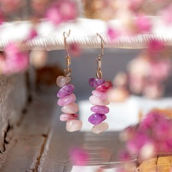 Viseči uhani iz lepidolit čipov, roza in vijolični toni z zamegljenim cvetličnim ozadjem