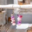 Lepidolit viseči uhani z roza in vijoličnimi čipi na kovinskih kaveljčkih