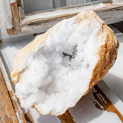 kamena strela geoda večja kvarc geoda, darilo kristal, tgovina s kristali, kvarc kamen, kamena strela cena,