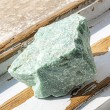 zeleni aventurin surovi kristal, kristali za prostor, aventurin kamen, energijski kristali, zelen kristal