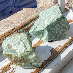 zeleni aventurin surovi kristal, kristali za prostor, aventurin kamen, energijski kristali, zelen kristal
