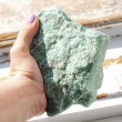 zeleni aventurin surovi kristal, kristali za prostor, aventurin kamen, energijski kristali, zelen kristal
