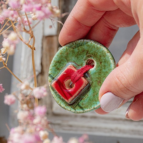 LUCKY BUTTON - CERAMIC BROOCH red green