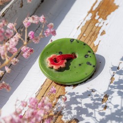 broška iz keramike izdelki iz keramike, broška unikatno ročno delo izdelano v Sloveniji naravni materiali unikatno darilo