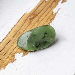 žad, žad nefrit, žad kristal, nefrit, kristal za mir, jade, kristali za ljubezen