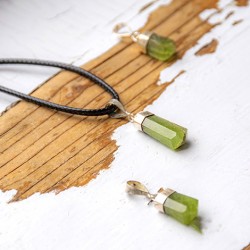 peridot, peridot kristal, peridot ogrlica, kristali za srečo, kristali za srčno čakro