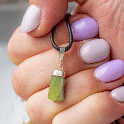 peridot, peridot kristal, peridot ogrlica, kristali za srečo, kristali za srčno čakro