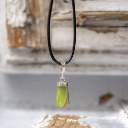 peridot, peridot kristal, peridot ogrlica, kristali za srečo, kristali za srčno čakro