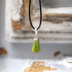 peridot, peridot kristal, peridot ogrlica, kristali za srečo, kristali za srčno čakro