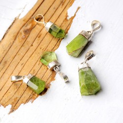 peridot, peridot kristal, peridot ogrlica, kristali za srečo, kristali za srčno čakro