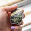 peridot, peridot kristal, peridot ogrlica, kristali za srečo, kristal za srčno čakro