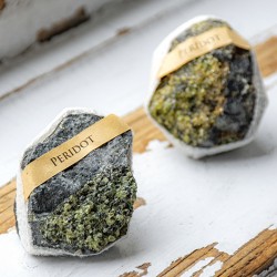 peridot, peridot kristal, peridot ogrlica, kristali za srečo, kristal za srčno čakro