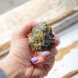peridot, peridot kristal, peridot ogrlica, kristali za srečo, kristal za srčno čakro