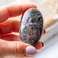 Yooperlit, yooperlit kamen, kristal pod UV svetlobo
svetleči kristali