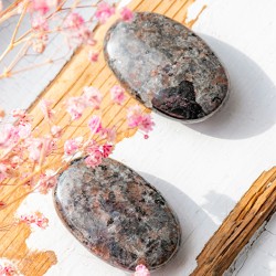 yooperlit
yooperlite kristal

fluorescenčni kristali
kristal pod UV svetlobo
svetleči kristali