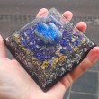 lapis lazuli, orgonit, orgonit piramida, orgonit s kristali, ezoterika, energijsko čiščenje, lapis lazuli orgonit