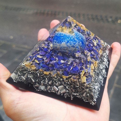 lapis lazuli, orgonit, orgonit piramida, orgonit s kristali, ezoterika, energijsko čiščenje, lapis lazuli orgonit