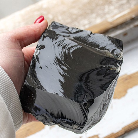 obsidian, surovi obsidian, večji kristal, surovi kristal, kristali za dom, kristal za zaščito