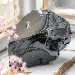 obsidian, surovi obsidian, večji kristal, surovi kristal, kristali za dom, kristal za zaščito obsidian kamen