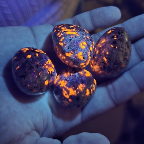 Yooperlit fluorescenteni kristal , yooperlit kamen, kristal pod UV svetlobo
fluorescenteni kristali