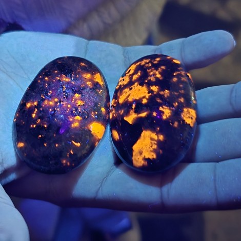 Yooperlit, yooperlit kamen, kristal pod UV svetlobo
svetleči kristali