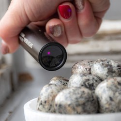 UV svetilka 365 nm, UV luč za kristale, UV lučka za minerale, fluorescenca kristalov, UV svetilka za dragulje, mineralna UV luč