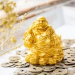 Zlat kipec smejočega Bude na kitajskih kovancih, feng shui dekor