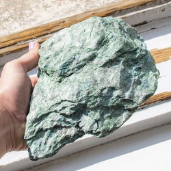 surovi kamni, fuksit večji kristal, fuksit surov, zeleni kristal, kristak za srčno čakro