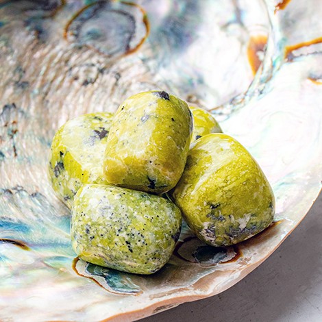 lizardit, lizardit kristal, norveški žad, lizardit žepni kristal, lizardit, kristal za ravnovesje, kristal za energijo