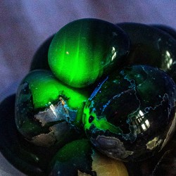 Fluorescenten kristalal, UV kristali, UV reaktivni kristali, fluorescenten lapis, brušeni kristali