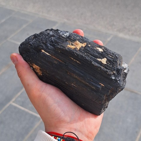 črni turmalin, črni turmalin nebrušen kristal, črni turmalin surovi kristal, črni turmalin kristal