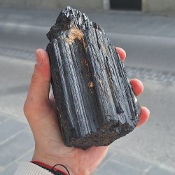 črni turmalin, črni turmalin nebrušen kristal, črni turmalin surovi kristal, črni turmalin kristal